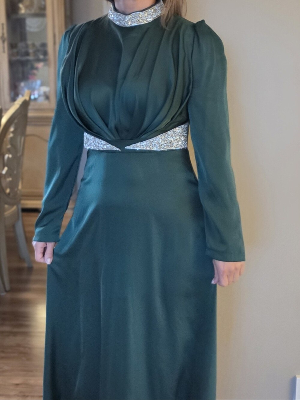 Elegant Emerald Long-Sleeve Evening Dress with Metallic Waist Accent